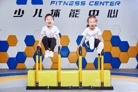 追光 | 跑跑跳跳翻跟斗，一节课就200元？儿童体适能馆到底是个啥图片