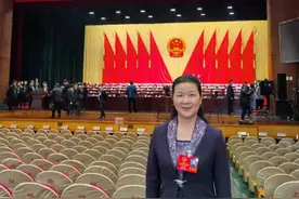省人大代表梁彩霞：提高思想政治课教师地位图片