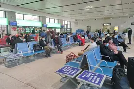 信阳高铁东站人少冷清进站无需排队，汽车站旅客出示健康码或行程卡方可乘车图片