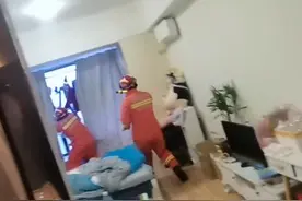“你再闹！”女子轻生被救下后遭闺蜜打耳光图片