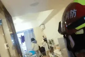 女子被闺蜜一顿“暴揍”：你怎么这么傻图片