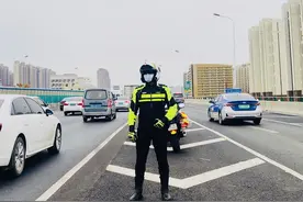 63秒｜济南：迷路小狗误入高架路 看“暖男”骑警如何智”抓“一路护送视频封面