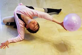 基因强大！左小青女儿模仿妈妈一字马相似度百分图片