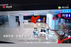 伏地有眼！广安某商场厕所惊现偷窥狂图片