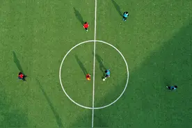 湖北宜昌：少年快乐学足球 开心度假期图片