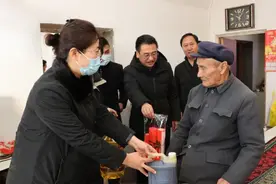 黄河新闻网吕梁频道联合离石区新闻中心在吴城镇慰问老党员图片