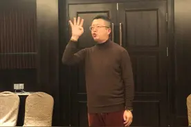 相声演员互夸互怼谁更牛？原创相声争上青岛春晚图片