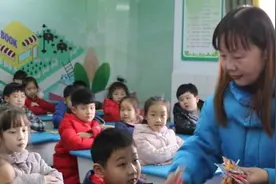 期末小学老师给全班送棒棒糖和文具：鼓励大家更上一层楼视频封面