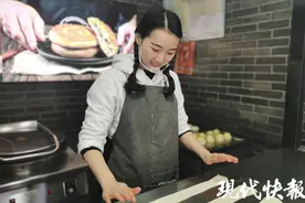 南京95后“肉饼西施”神似周冬雨，一天最多卖出2000多个饼图片