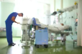 美国男子呼吸困难三次被拒绝治疗 死在医院停车场图片