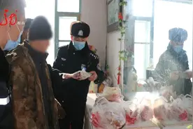 野猪遭遇9条猎狗围攻，寡不敌众惨遭“毒手”，竟是有人指使图片