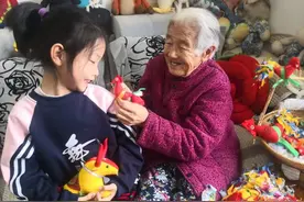 枣庄非遗传承人李安玲缝制“打春鸡”图片
