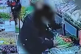 大爷超市内掰断大葱装袋顺走，监控发现了，工作人员称也没辙图片