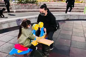 周杰伦晒女儿近照 Hathaway学骑车图片