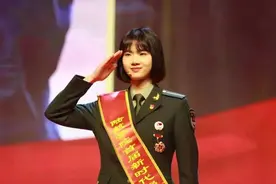 陆军首批女飞行学员中，她首个初放单飞图片