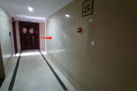 隔壁搬来新邻居后，门窗都不敢开，女业主崩溃了：闻到味道就想吐图片