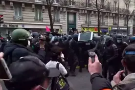 “黄背心”又来！法国3万人上街示威图片