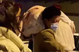 扛起晕倒女孩送医的热心大哥，找到了图片