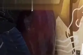 河南一男子醉酒后向妻子“炫富”，搬开花瓶露出藏了多年的私房钱，网友乐翻了图片
