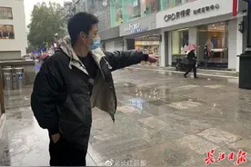 当时只想救人，深夜扛起晕倒姑娘送医的谢丙龙没想到成为网红图片