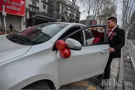 武汉这个新郎驱车100多公里，独自一人迎亲！背后原因太暖了图片
