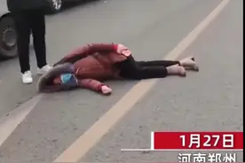 河南一女子为讨薪水躺马路中央，当街嚎啕痛哭：我上哪告啊图片