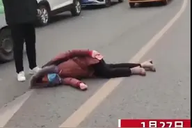 河南一女子为讨薪水躺马路中央，当街嚎啕痛哭：我上哪告啊图片