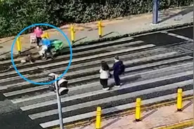 深圳一外卖小哥闯红灯，撞倒83岁老人后逃逸视频封面