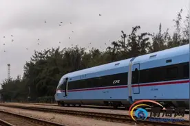 先睹为快！“蓝暖男”复兴号动车组登海南岛图片