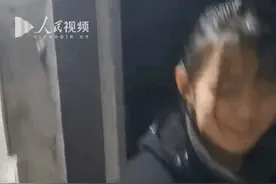 我直接好家伙！小学生期末回家“出牌式”秀奖状……图片