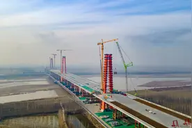 济南凤凰黄河大桥三塔封顶，为世界最大跨度三塔自锚式悬索桥图片
