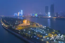 伟人雕像焕然一新图片
