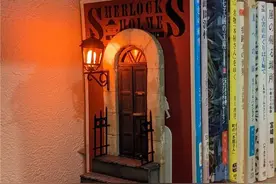 仿佛通往魔法世界的书立。IT大叔做起微雕模型，也是很酷啊图片