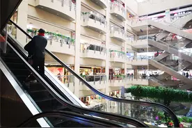 商户发力线上 节庆衣物销售火爆 百荣世贸商城年味儿十足图片