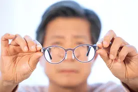 近视眼的人老了就不会出现老花眼是真的吗？视频封面