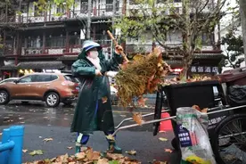 震惊！金山一环卫工人在垃圾袋中竟发现“全部家当”，结局太暖心图片