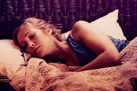 每次脱衣服，腿上都有很多皮屑脱落？医生提醒：这种维生素该补了图片