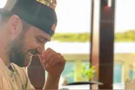 贾老板开心庆40岁生日 妻子贝尔分享两人恩爱合照图片