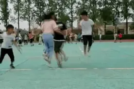 看呆了！村小孩子们花式跳绳，网友：惭愧惭愧图片
