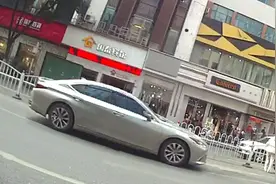 奇葩！怕影响门店生意 株洲女子私自拆除隔离护栏图片