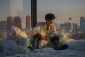 王俊凯冬日暖阳大片曝光 与清俊少年一起逐光前行图片