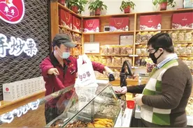 李海鹰：身残志坚　单手托起创业梦图片
