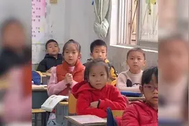 老师故意放慢语速念满分学生名字，学生一脸期待如静止画面视频封面