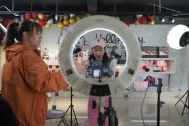 传统批发商借道电商破局，广州专业市场推送“云购”年货图片