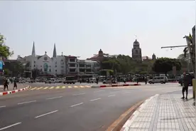 现场直击缅甸仰光市政大楼，院内停有多辆军用卡车视频封面