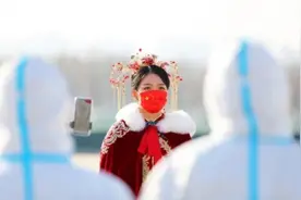 大婚当天新郎不在，新娘自驾去了婆家……图片