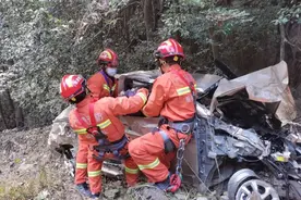 广西一面包车坠入悬崖，父母当场死亡！只有女儿活下来...图片