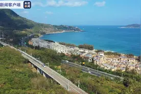 官方色号：海空蓝，总定员：613人，复兴号登陆海南岛图片