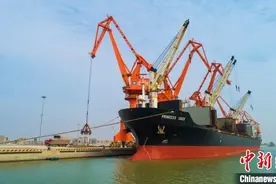 盐城港滨海港区迎来首艘外贸货轮为钢铁基地建设“输血”图片