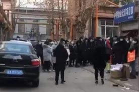 石家庄一小区物业费与出入证挂钩，辖区街道：已叫停错误做法视频封面